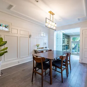 Guest house Double Bedroom On Up Or 3 Bedrooms In Basement Near Eglinton Subway Station